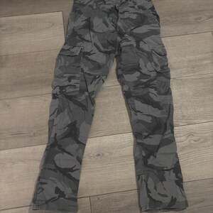 Wrangler Men's Regular Taper Cargo Pants Gray Camouflage